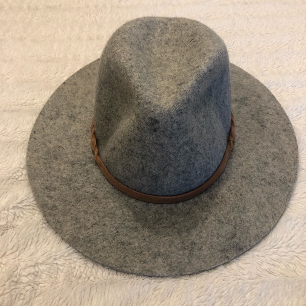Grey felt hat with braided leather trim